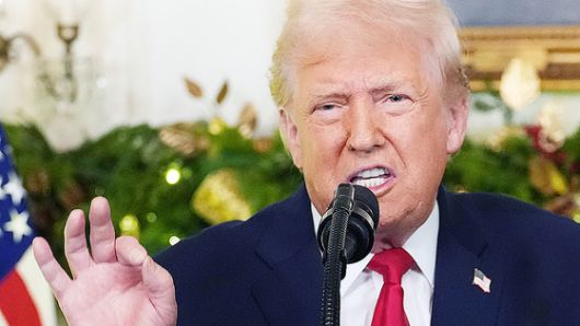 도널드 트럼프 미국 대통령의 대국민 연설이 진행된 17일(현지시간) 백악관은 백악관 내부에 설치된 '대통령 명예의 거리'에 역대 대통령의 업적을 적인 동판을 설치했다. 전임 바이든 전 대통령의 자리엔 사진 대신 '오토펜'의 사진과 함께 "역대 최악의 대통령"이란 설명이 담겼다. 해당 문구는 트럼프 대통령이 직접 작성한 것으로 알려졌다. AP=연합뉴스