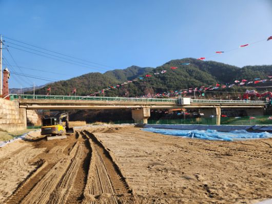 지난 17일 경북 봉화군 소천면 분천리 분천산타마을에 올해 처음 선보이는 겨울왕국 모습. 높게 솟은 트리전망대가 눈에 띈다. 김정석 기자