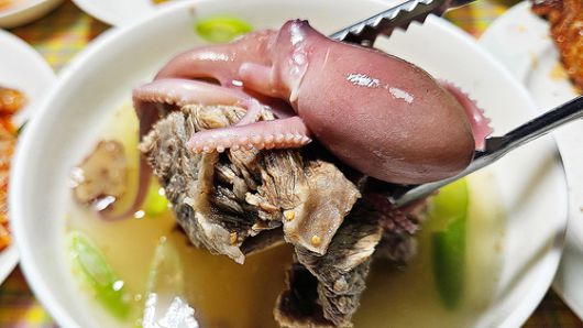 전남 영암 '독천식당'의 갈낙탕. 1970년 개업한 독천식당은 갈낙탕의 원조로 통하는 집이다.