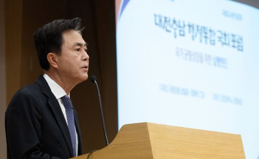 이재명 대통령이 18일 용산 대통령실에서 열린 더불어민주당 대전, 충남 국회의원 오찬 간담회 참석자들과 기념촬영을 하고 있다. 사진 대통령실