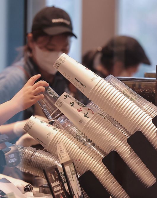 18일 서울 시내 한 카페에 진열된 일회용 컵. 뉴스1