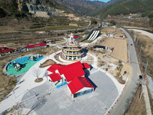 경북 봉화군 소천면 분천산타마을에 이번에 새롭게 조성된 '겨울왕국' 내 사계절 썰매장 모습. 사진 봉화군