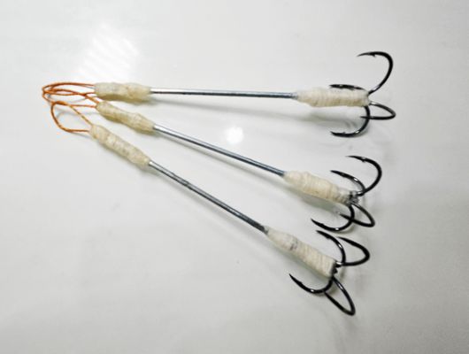 이순임 대표가 손수 개발한 짱뚱어 낚싯바늘. 바늘 4개를 묶어 하나로 만들었다.