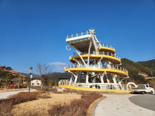 지난해 12월 분천산타마을에서 퍼레이드가 펼쳐지고 있는 모습. 사진 봉화군