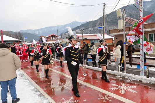 지난해 진행된 분천산타마을 행사에서 방문객들이 핀란드 공인 산타와 기념촬영을 하고 있다. 사진 봉화군