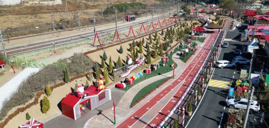 지난 17일 경북 봉화군 소천면 분천리 분천산타마을로 들어가는 입구 모습. 김정석 기자