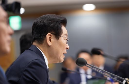 조현 외교부 장관(오른쪽)이 19일 정부서울청사 별관에서 열린 외교부(재외동포청)·통일부 업무보고에서 발언하고 있다. 조 장관 왼쪽은 정동영 통일부 장관. 연합뉴스.