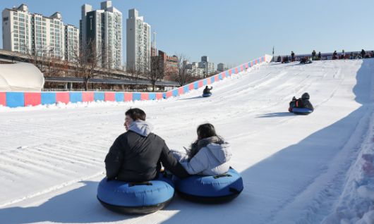 지난해 1월 대전시 동구 어린이 눈썰매장을 찾은 어린이들이 추위를 잊고 즐거운 시간을 보내고 있다. 김성태 객원기자