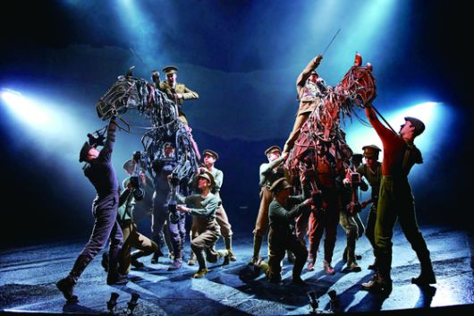 영국 국립극장의 연극 ‘워 호스’. [중앙포토]