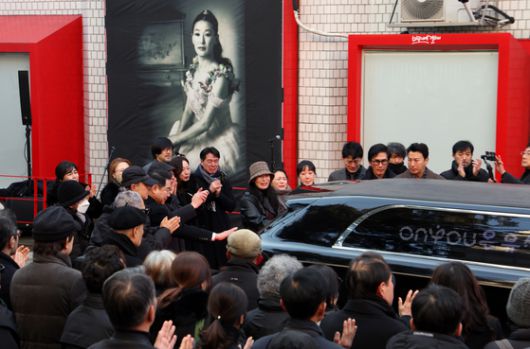 21일 서울 종로구 한예극장 앞에서 열린 배우 윤석화의 노제에서 후배 뮤지컬 배우들이 고인의 애창곡 '꽃밭에서'를 부르고 있다. 연합뉴스