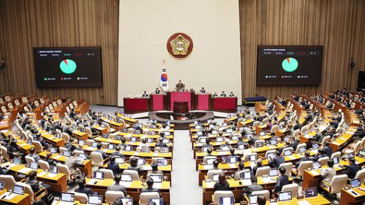 정청래 더불어민주당 대표가 22일 본회의에서 의원들과 대화하고 있다. 뉴스1