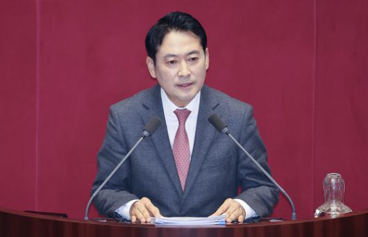 국민의힘 장동혁 대표가 22일 국회에서 열린 12월 임시국회 본회의에 내란전담재판부 법이 상정되자 무제한 반대 토론(필리버스터)을 하기 위해 발언대로 이동하다 우원식 국회의장에게 인사하고 있다. 연합뉴스