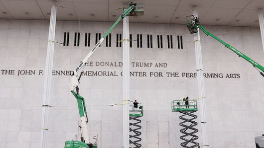 존 F 케네디 전 미국 대통령의 조카이자 로버트 F 케네디 주니어 보건부 장관의 여동생인 케리 케네디 변호사가 19일(현지시간) 소셜미디어 엑스(X)에 문화예술 공연장 케네디센터 명칭을 ‘트럼프-케네디센터’로 변경하는 것에 반발하며 건물 외벽 공사 사진과 함께 올린 글. 케리 변호사는 “오늘부터 곡괭이를 들고 (케네디센터) 건물에서 그 글자들을 떼어낼 것”이라고 했다. 사진 케리 케네디 엑스(X) 캡처