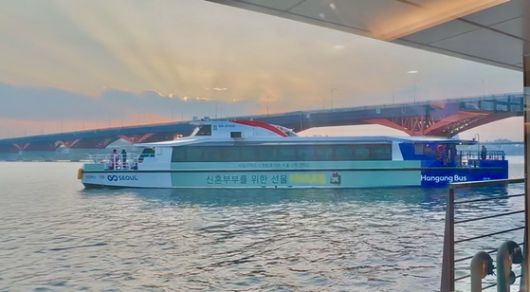 15일 탑승한 한강버스 실내에서 파노라마 통창으로 바라본 한강변 풍경. 문희철 기자