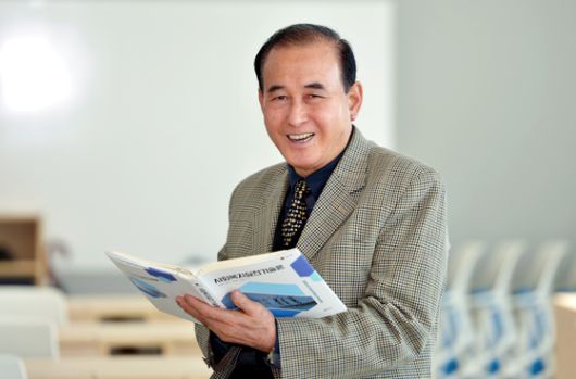 대전 배재대 2학년에 재학 중인 박도규씨가 사회복지학 책을 들고 환하게 웃고 있다. 김성태 객원기자