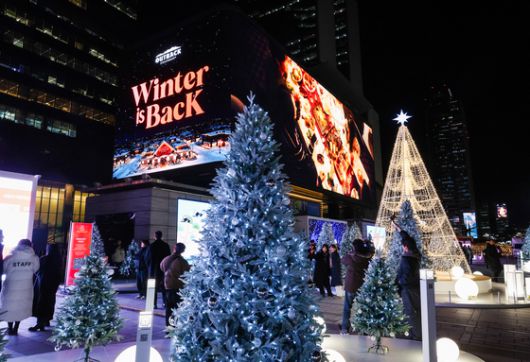 대형 디지털 사이니지에서 크리스마스 테마쇼 '해치의 빛 선물'이 상영되고 있다. 우상조 기자