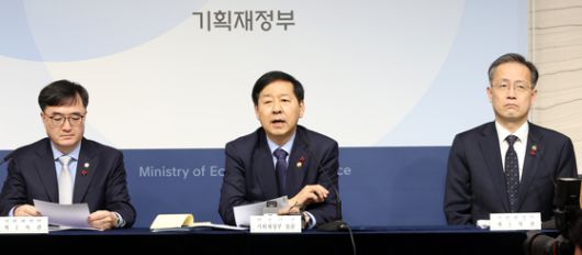 구윤철 경제부총리 겸 기획재정부 장관(가운데)이 지난 11일 정부세종청사에서 2026년 기재부 업무보고 주요 내용을 발표하고 있다. 뉴시스