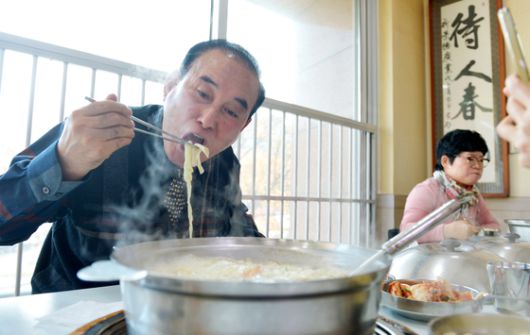 박도규씨가 배재대 앞 식당에서 중앙일보와 인터뷰하며 식사하고 있다. 김성태 객원기자