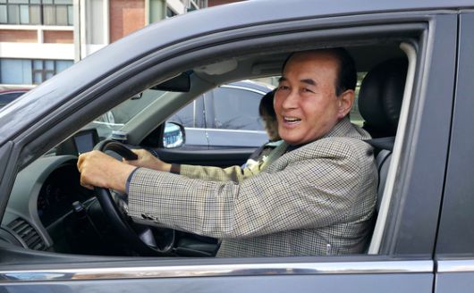 91세 박도규씨가 차량 운전대를 잡은 모습. 운전면허 갱신을 언제 했냐는 질문에 "안전운전 할테니 걱정하지 말라"며 너스레를 떨었다. 김성태 객원기자