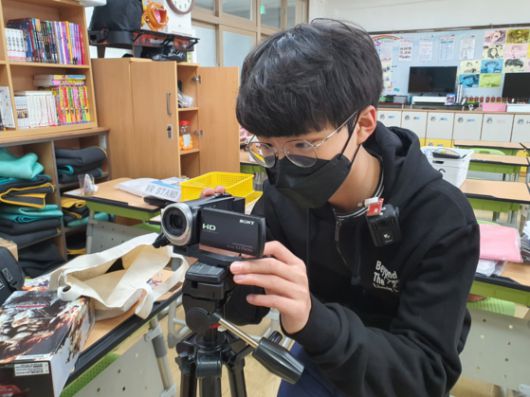 사단법인 대한민국교육봉사단은 2015년 이후 예술치유 기반 인성 교육 프로그램인 '마음톡톡'을 GS그룹과 함께 운영하고 있다. 학생들이 에술활동을 통해 고민을 표현할 수 있도록 해 2025 인성시민교육대상 단체 부문에서 교육부장관상을 받았다. [사진 한국청소년정책연구원]