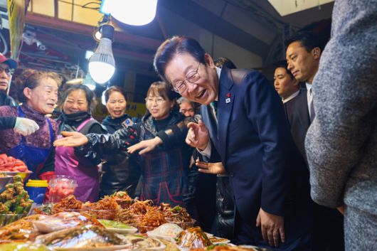 이재명 대통령이 23일 부산 부산진구 부전시장을 찾아 국무위원들과 오찬을 하고 있다. 사진 대통령실