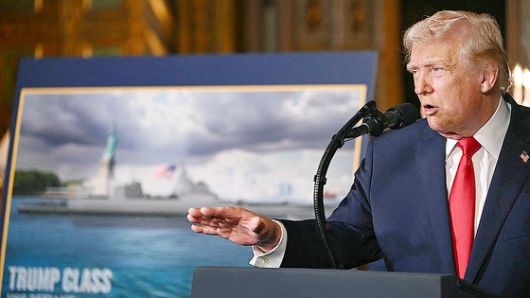 22일(현지시간) 도널드 트럼프 대통령의 골든 플릿 발표 기자회견에는 마르코 루비오 국무장관, 피트 헤그세스 국방장관, 존 펠란 해군장관 등 트럼프 행정부 소속 안보 핵심 인사들이 대거 참석했다. 트럼프의 옆은 존 펠란 해군 장관. AFP=연합뉴스