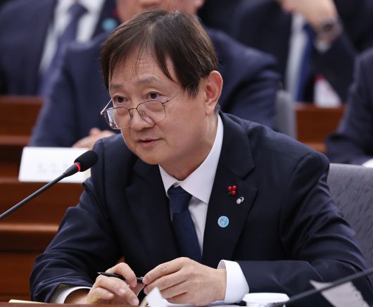 이찬진 금융감독원장(왼쪽에서 여섯 번째)이 지난 10일 서울 중구 전국은행연합회에서 열린 금융감독원장-금융지주회장 간담회에서 참석자들과 박수를 치고 있다. 왼쪽부터 박충현 금융감독원 부원장보, 김기홍 JB금융지주 회장, 이찬우 농협금융지주 회장, 임종룡 우리금융지주 회장, 함영주 하나금융지주 회장, 이찬진 금융감독원장, 조용병 은행연합회장, 진옥동 신한금융지주 회장, 양종희 KB금융지주 회장, 황병우 iM금융지주 회장, 빈대인 BNK금융지주 회장. 연합뉴스