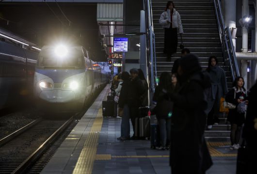 23일 오전 서울역 승강장으로 KTX 열차가 들어오고 있다. 뉴시스