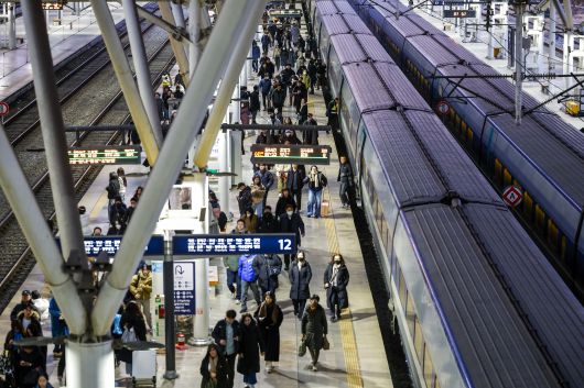 철도노조 파업 유보로 열차가 정상 운행된 23일 오전 서울역 승강장에서 승객들이 KTX에서 내리고 있다. 뉴시스