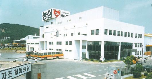 국내 라면업계의 1인자 도약과 오늘날 농심 라면의 세계화를 이룩한 토대가 된 농심 안성 스프전문공장의 1980년대 모습.