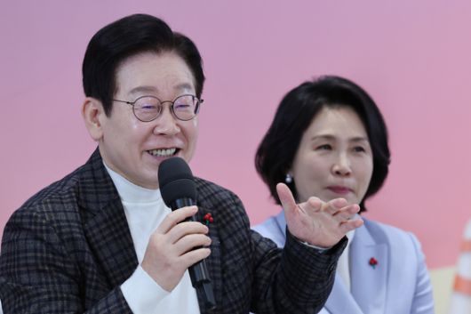 이재명 대통령이 24일 서울 신촌세브란스 연세암병원 중입자치료센터에서 열린 희귀질환 환우, 가족 현장소통 간담회에서 발언하고 있다. 대통령실사진기자단