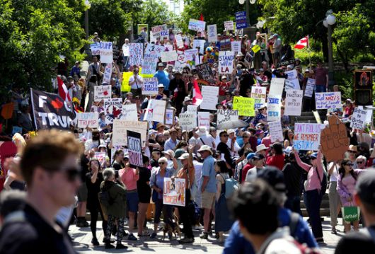지난 6월 캐나다 오타와 소재 미국 대사관 근처에서 도널드 트럼프 미국 대통령을 반대하는 '왕은 없다(No Kings)' 시위에 참가한 사람들. AP=연합뉴스