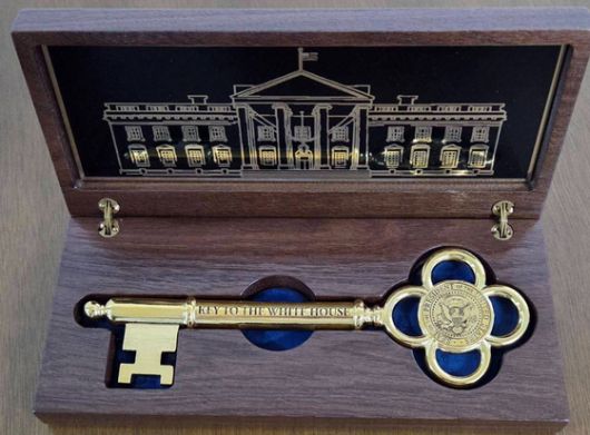 도널드 트럼프 미국 대통령이 이재명 대통령에게 ‘백악관 황금열쇠’를 선물했다고 대통령실 강훈식 비서실장이 24일 밝히며 공개한 사진. 사진 SNS 캡처