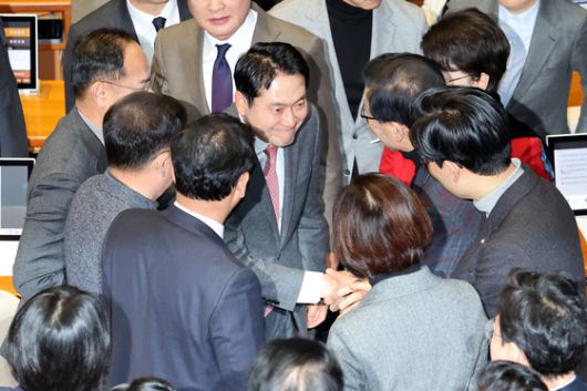 윤석열 전 대통령이 지난 9월 26일 서울 서초구 서울중앙지법에서 열린 특수공무집행방해, 직권남용 권리행사방해 등 혐의 사건 첫 공판에 출석하고 있다. 뉴스1