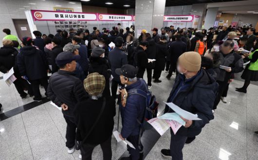 지난 10일 서울 마포구청에서 열린 노인일자리 박람회에서 구직자들이 취업 상담을 위해 줄을 서고 있다. 뉴스1