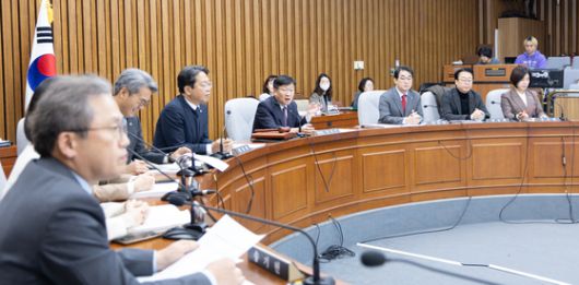 김호철 감사원장 후보자의 임명 동의에 관한 인사청문특별위원회는 지난 22일 서울 여의도 국회에서 전체회의를 열고 김 후보자에 대한 인사청문회를 29일 실시하는 인사청문실시계획서를 채택했다. 뉴스1