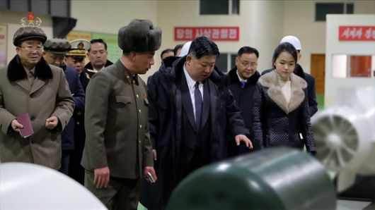 북한 김정은 국무위원장이 지난 24일 부인 리설주, 딸 주애와 함께 8천700t급 '핵동력 전략유도탄 잠수함' 건조 사업을 현지지도하고 해군의 핵무장화를 계속 강력히 추진해 나가겠다는 의지를 밝혔다고 조선중앙TV가 25일 보도했다. 조선중앙TV=연합뉴스