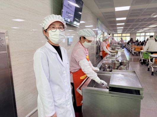 지난 19일 제주여자상업고등학교 급식실에서 학생들이 인공지능(AI) 기반 제주형 학교급식 조리로봇을 활용해 만든 점심식사를 배식받고 있다. 최충일 기자