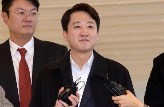 이준석 개혁신당 대표가 21일 오전 서울 광화문 김건희 특검 사무실에 출두하고 있다. 강정현 기자