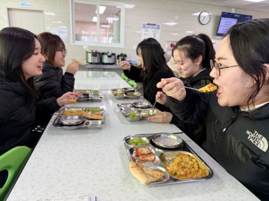 지난 1일 오후 제주시 제주여자상업고등학교 급식종사자가 급식실 조리공간에서 인공지능(AI) 기반 제주형 학교급식 조리로봇을 활용해 새우튀김을 하고 있다. 최충일 기자