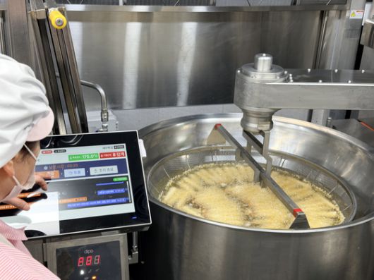 한순금 제주여자상업고등학교 영양교사(맨앞)가 지난 19일 급식실에서 학생들이 인공지능(AI) 기반 제주형 학교급식 조리로봇을 활용해 만든 요리로 점심식사를 하는 가운데 인터뷰에 응하고 있다. 최충일 기자