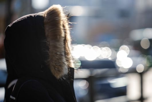 25~26일 예상 강수지역 분포도 및 특보 현황(25일 오후 9시 이후). 굵은 파란색 영역이 한파경보 지역이다. 기상청 제공