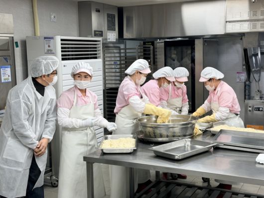 지난 19일 제주여자상업고등학교 급식실에서 학생들이 인공지능(AI) 기반 제주형 학교급식 조리로봇을 활용해 만든 요리로 점심식사를 하고 있다. 최충일 기자