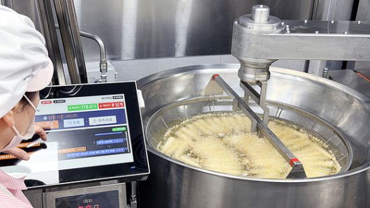 한순금 제주여자상업고등학교 영양교사(맨앞)가 지난 19일 급식실에서 학생들이 인공지능(AI) 기반 제주형 학교급식 조리로봇을 활용해 만든 요리로 점심식사를 하는 가운데 인터뷰에 응하고 있다. 최충일 기자