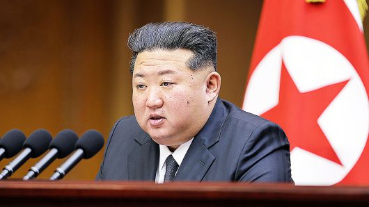 김정은 북한 국무위원장이 8700t급 '핵동력 전략유도탄 잠수함 건조사업'을 현지에서 지도했다고 조선중앙통신이 25일 보도했다. 연합뉴스