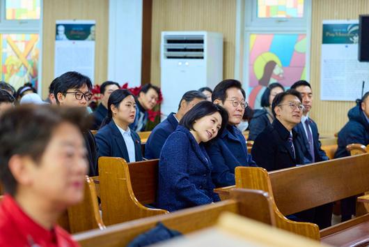 (서울=뉴스1) 이재명 기자 = 이재명 대통령과 김혜경 여사가 25일 인천 계양구 해인교회에서 열린 성탄 예배를 마친 후 오찬을 하고 있다. (대통령실 제공. 재판매 및 DB 금지) 2025.12.25/뉴스1