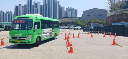 충남 천안청년센터에서 버스운전자 양성교육 사업에 참여한 20~30대 청년들이 시내버스 운전을 위한 현장 실무교육을 받고 있다. [사진 이정호씨]