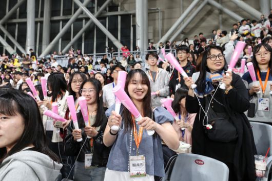 올봄 한국 프로야구를 관람하러 한국을 찾은 대만 관광객. [사진 한국관광공사]