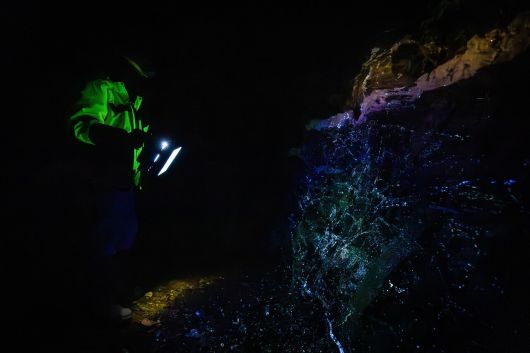 2025년 12월 알몬티대한중석 관계자가 자외선(UV)램프를 통해 상동광산 갱도 내 텅스텐 광맥을 육안으로 살펴보고 있다. 김정훈 기자