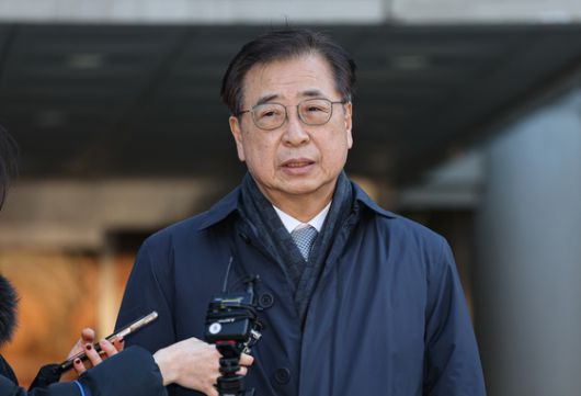 서해 피격 사건 관련 유가족 이래진 씨가 26일 서울 서초구 서울중앙지방법원에서 열린 서훈 전 청와대 국가안보실장, 박지원 전 국정원장, 서욱 전 국방장관 등에 대한 1심 선고공판 뒤 법정을 나서며 발언하고 있다. 연합뉴스